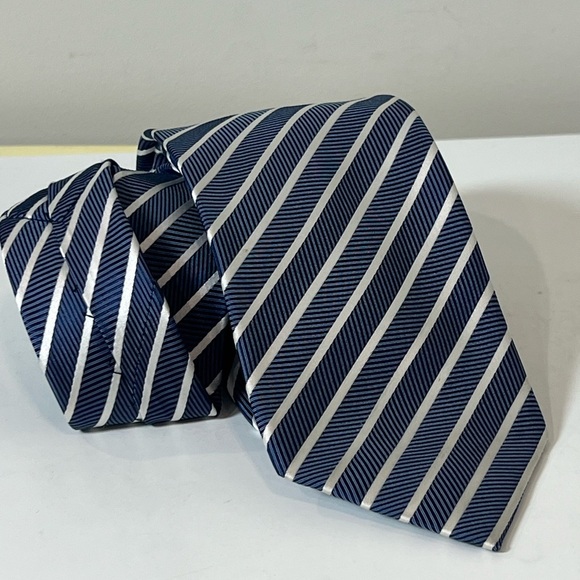Haines & Bonner of London Handmade 100% Silk Classic Blue and White Striped Tie - Picture 2 of 11